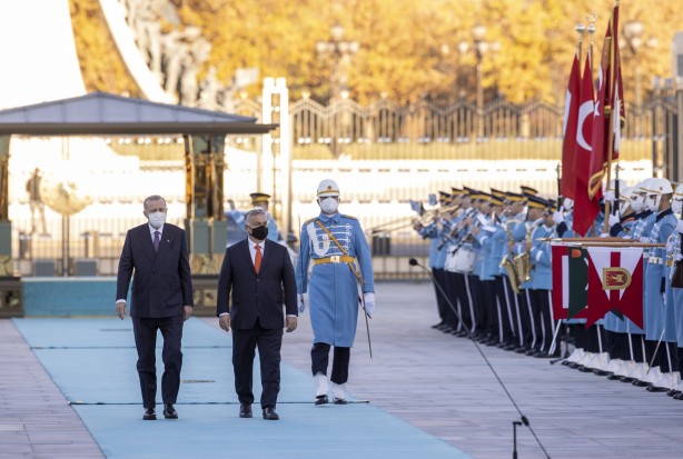 Foto - Macaristan Başbakanı Türkiye'ye teslim etti! O kare güne damga vurdu