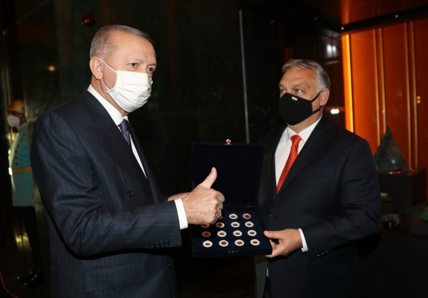 Foto - Macaristan Başbakanı Türkiye'ye teslim etti! O kare güne damga vurdu