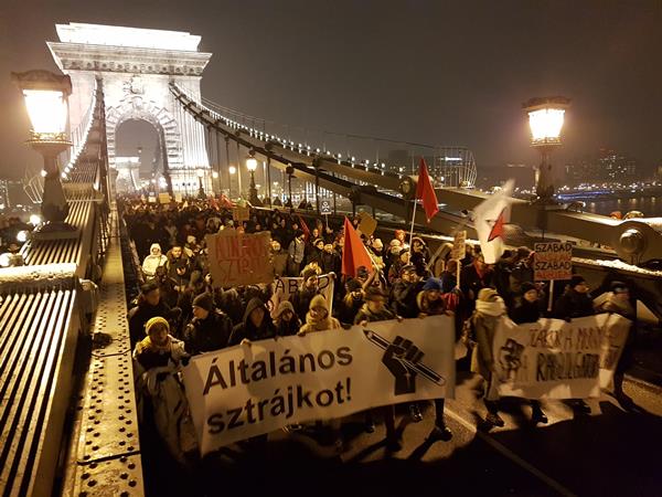 Foto - Macaristan'da binler sokağa döküldü! 