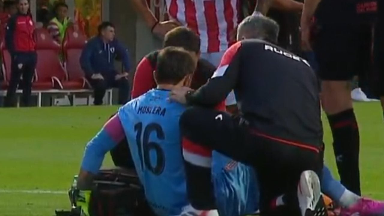 Foto - Maçın 9. dakikasında kendini yere bıraktı: Bir anda başı dönen Muslera korkuttu