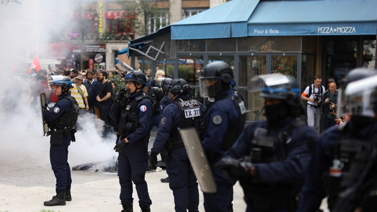 Foto - Macron karşıtı gösterilerde çok sayıda gözaltı! Alın size Avrupa’nın demokrasisi CHP’liler