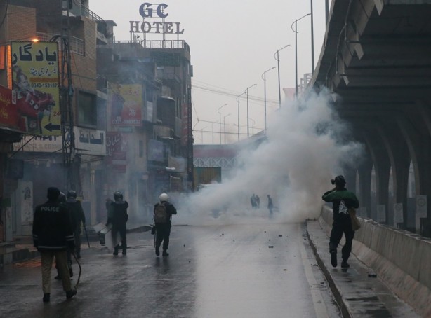 Foto - Macron'a karşı bir ülke daha ayaklandı!