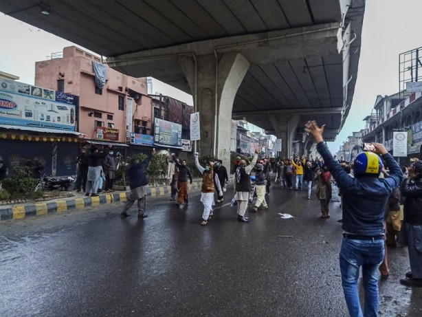 Macron'a karşı bir ülke daha ayaklandı!