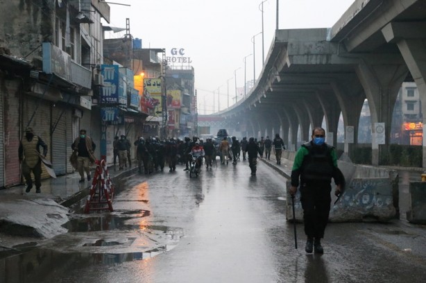 Foto - Macron'a karşı bir ülke daha ayaklandı!