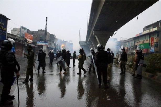 Foto - Macron'a karşı bir ülke daha ayaklandı!