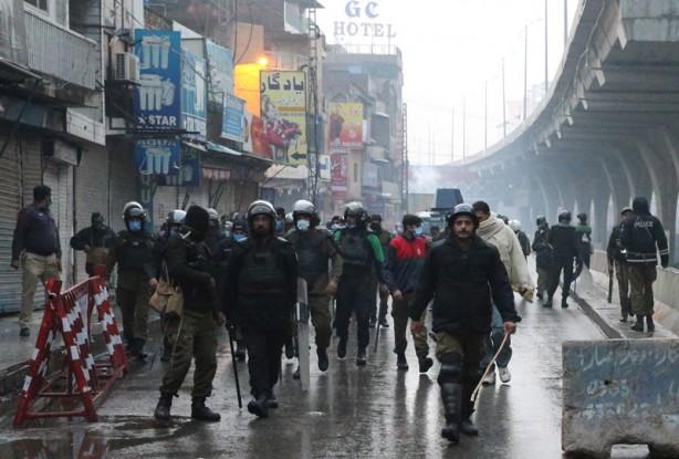 Foto - Macron'a karşı bir ülke daha ayaklandı!