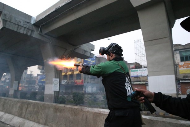 Foto - Macron'a karşı bir ülke daha ayaklandı!