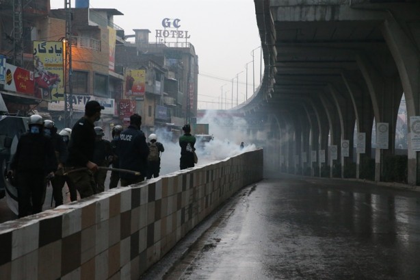 Foto - Macron'a karşı bir ülke daha ayaklandı!