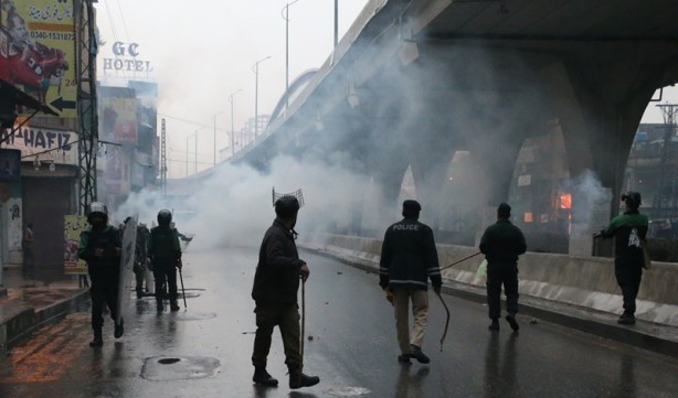 Foto - Macron'a karşı bir ülke daha ayaklandı!