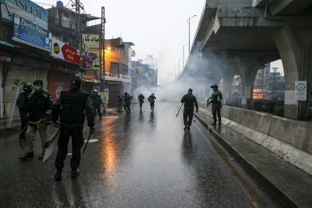 Foto - Macron'a karşı bir ülke daha ayaklandı!