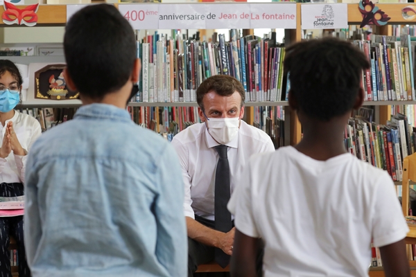 Foto - Macron'u şok eden soru: Yediğin tokat nasıldı?