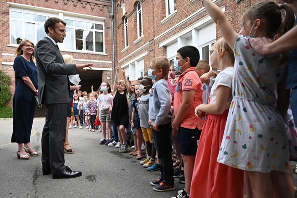 Foto - Macron'u şok eden soru: Yediğin tokat nasıldı?