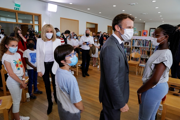 Foto - Macron'u şok eden soru: Yediğin tokat nasıldı?