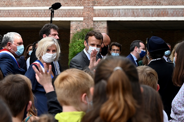 Foto - Macron'u şok eden soru: Yediğin tokat nasıldı?