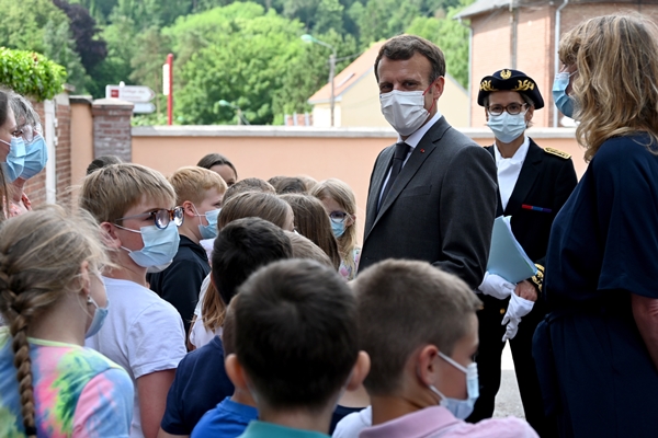 Foto - Macron'u şok eden soru: Yediğin tokat nasıldı?