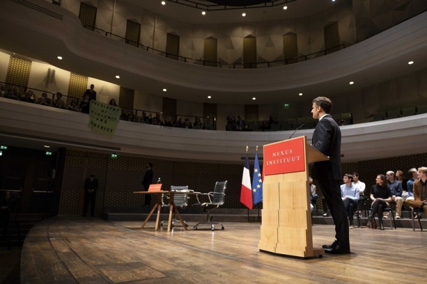 Foto - Macron’un konuşması protestocularca kesildi