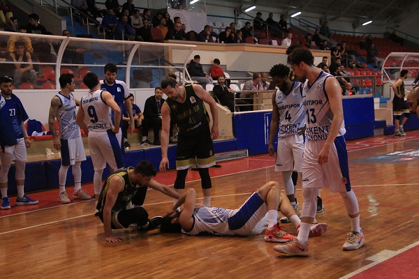 Foto - Maçta yürekleri ağızlara getiren olay! Sporcu kafasını zemine çarptı