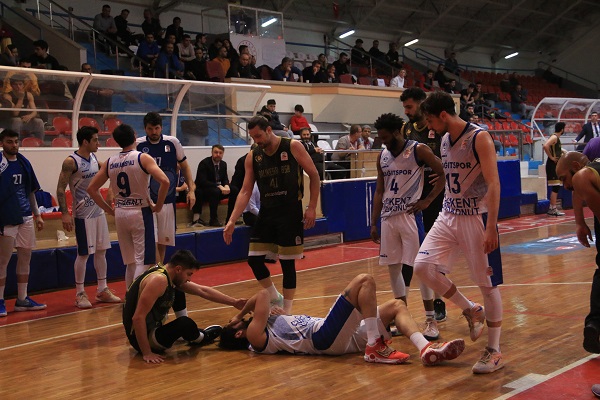 Foto - Maçta yürekleri ağızlara getiren olay! Sporcu kafasını zemine çarptı