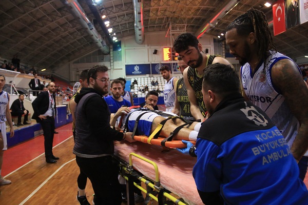 Foto - Maçta yürekleri ağızlara getiren olay! Sporcu kafasını zemine çarptı