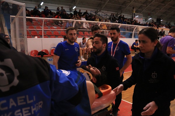 Foto - Maçta yürekleri ağızlara getiren olay! Sporcu kafasını zemine çarptı