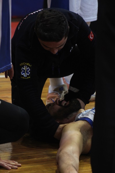 Foto - Maçta yürekleri ağızlara getiren olay! Sporcu kafasını zemine çarptı