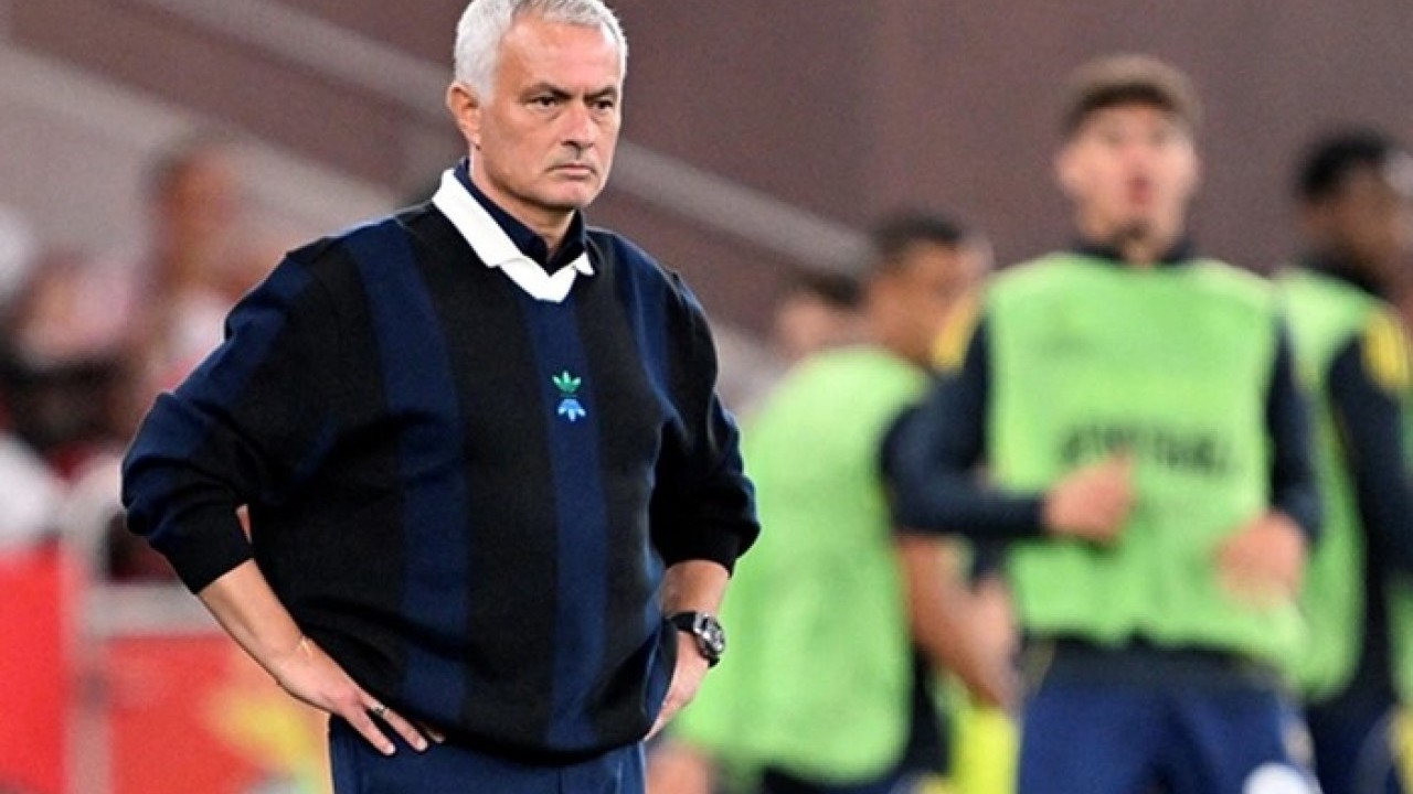 Maçtan daha fazla onu konuşanlar var! Mourinho'nun giydiği kazak gündem oldu