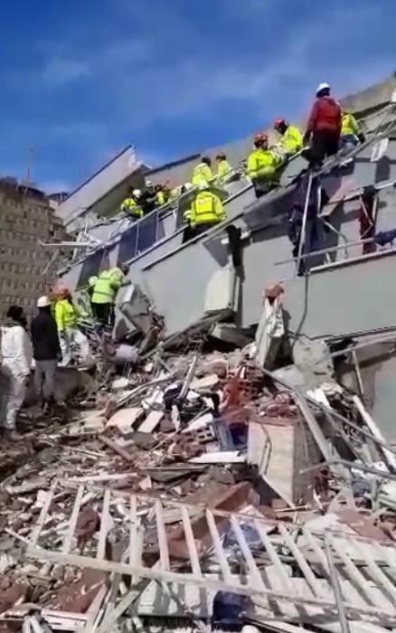 Maden işçileri Kahramanmaraş’ta 2 kişiyi enkaz altında sağ çıkardı