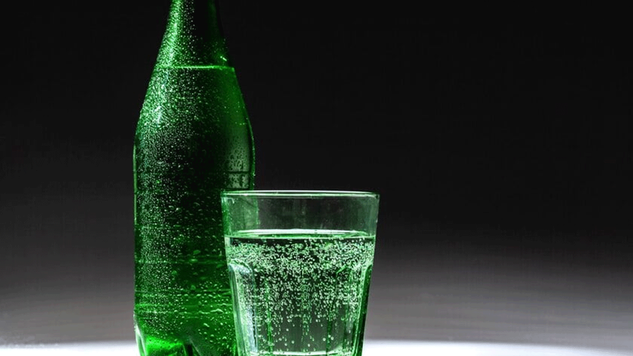 Foto - Maden suyu içerken dikkat: Çok önemli 30 dakika detayı!