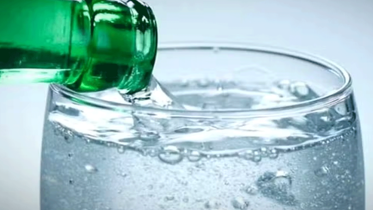 Foto - Maden suyu içerken dikkat: Çok önemli 30 dakika detayı!