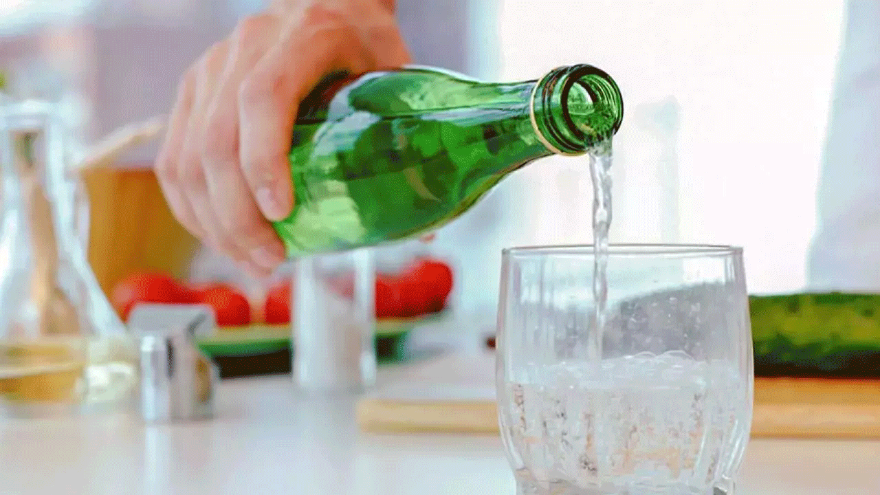 Foto - Maden suyu içerken dikkat: Çok önemli 30 dakika detayı!