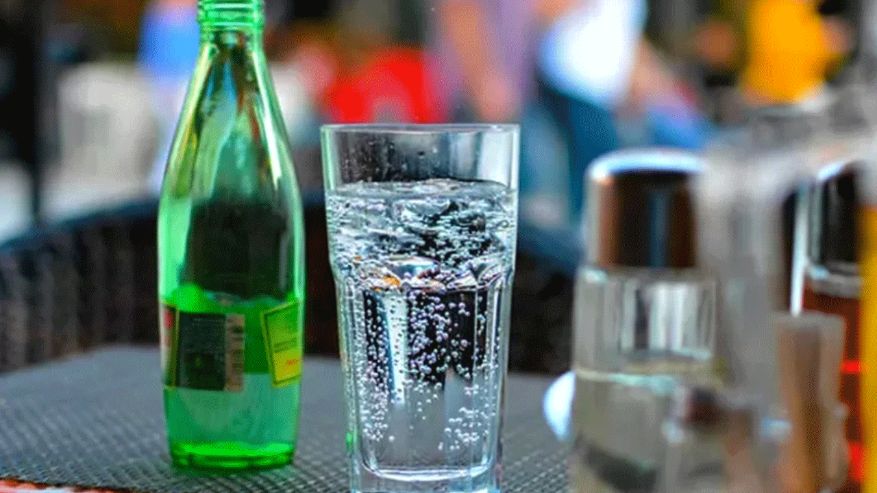 Maden suyu içerken dikkat: Çok önemli 30 dakika detayı!