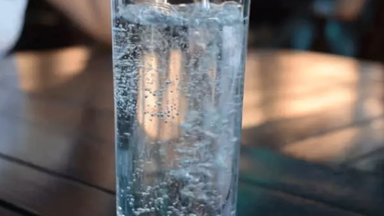 Foto - Maden suyu içerken dikkat: Çok önemli 30 dakika detayı!