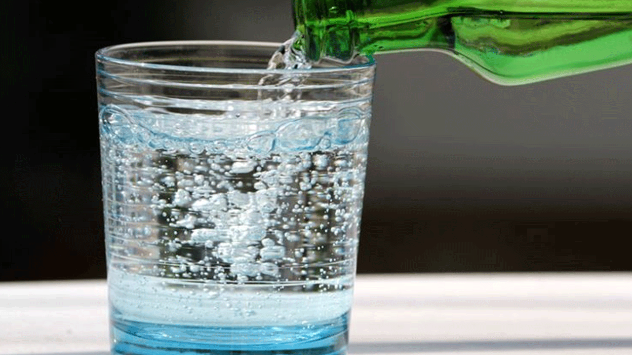 Foto - Maden suyu içerken dikkat: Çok önemli 30 dakika detayı!