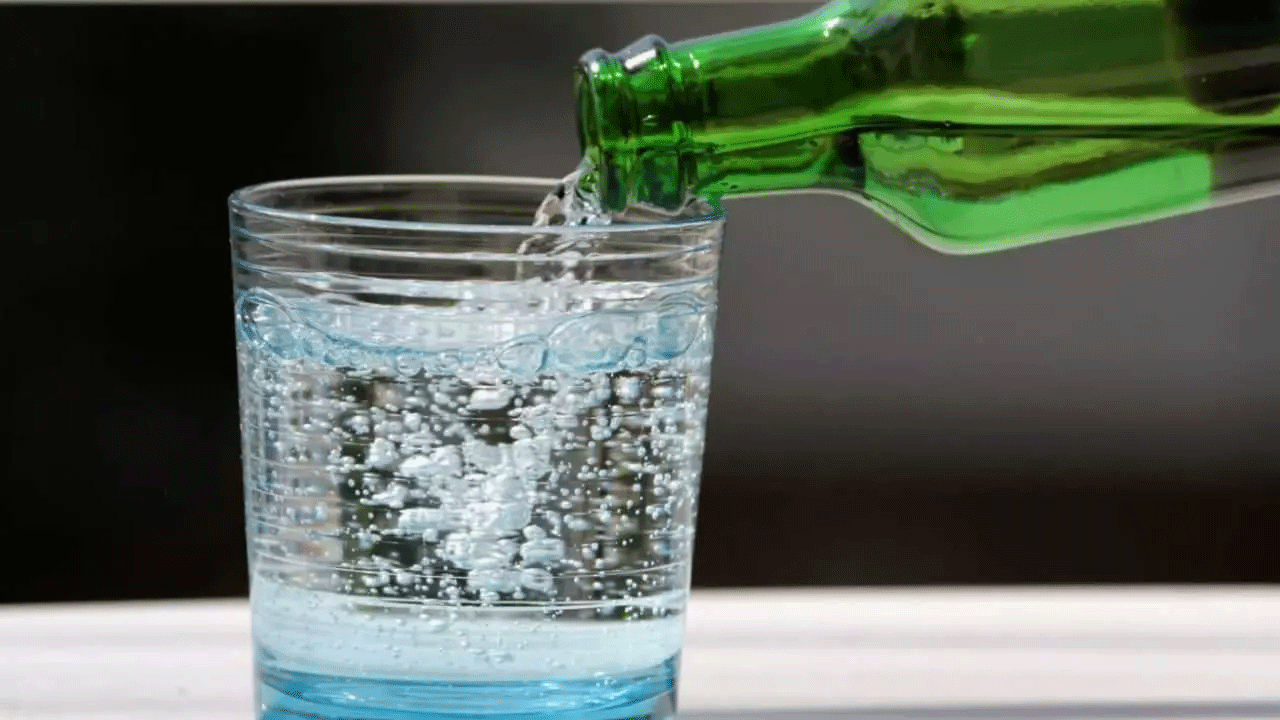 Foto - Maden suyu içerken dikkat: Çok önemli 30 dakika detayı!