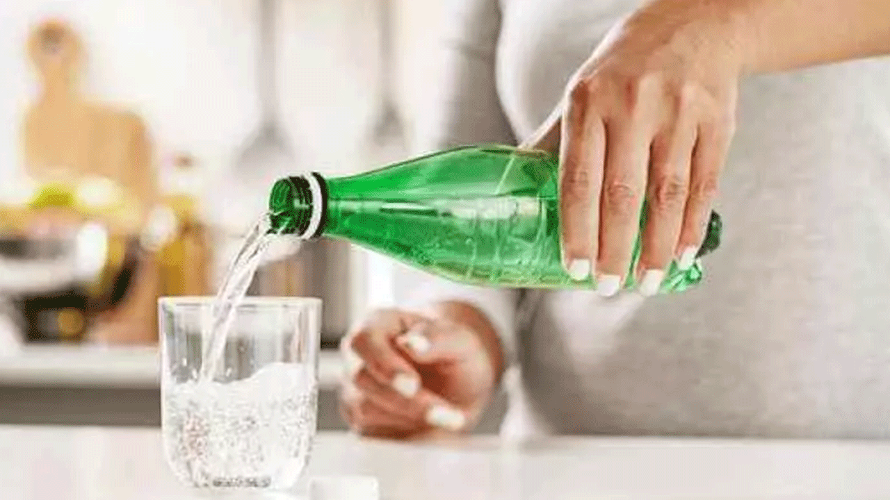 Foto - Maden suyu içerken dikkat: Çok önemli 30 dakika detayı!