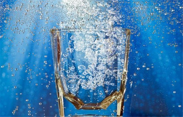 Foto - Maden suyunu bardakta içmeyin!