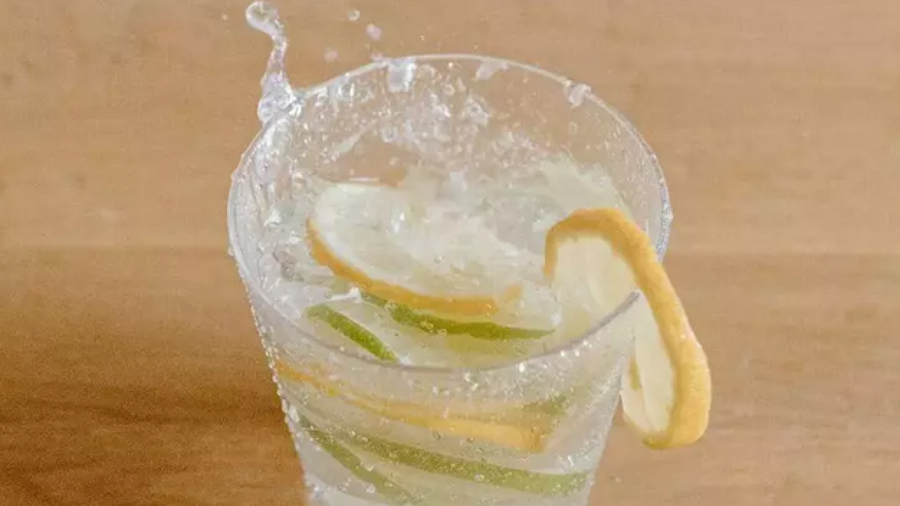 Foto - Maden suyunu böyle içmek gerekiyormuş! Mideyi rahatlatıyor resmen… Yanma hissini söküp atıyor