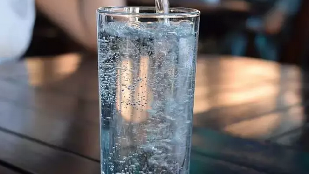 Foto - Maden suyunu böyle içmek gerekiyormuş! Mideyi rahatlatıyor resmen… Yanma hissini söküp atıyor