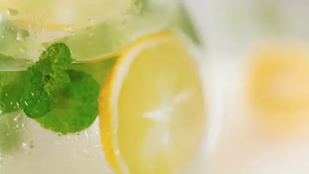 Foto - Maden suyunu böyle içmek gerekiyormuş! Mideyi rahatlatıyor resmen… Yanma hissini söküp atıyor