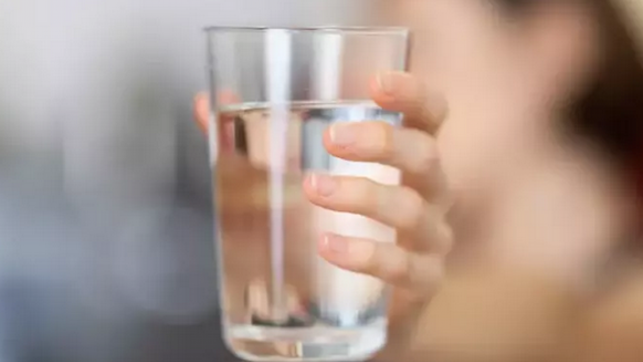 Foto - Maden suyunu böyle içmek gerekiyormuş! Mideyi rahatlatıyor resmen… Yanma hissini söküp atıyor