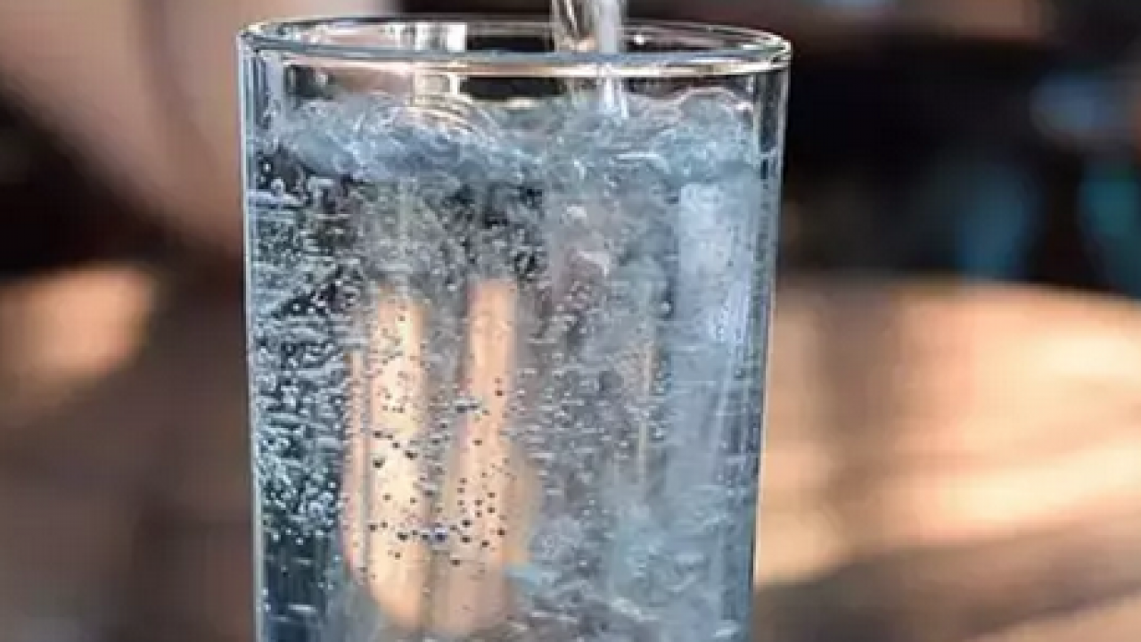 Foto - Maden suyunu böyle içmek gerekiyormuş! Mideyi rahatlatıyor resmen… Yanma hissini söküp atıyor