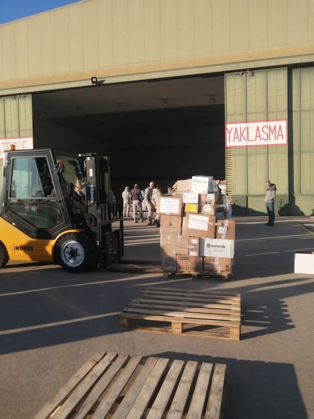 Foto - Madenciler, enkaz altındaki canları kurtarıyor, yolları havaalanlarını tamir ediyor