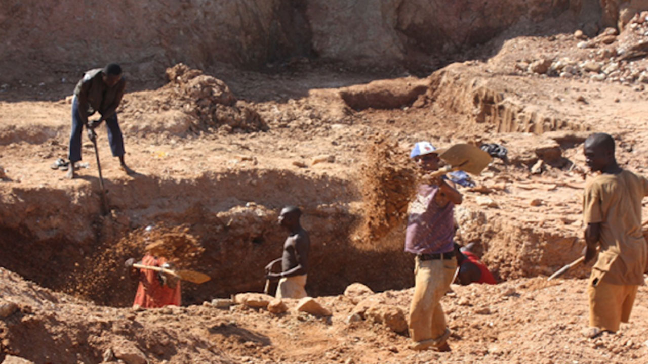 Foto - Madenciler yerin altındaki altınlar için devlete kafa tutuyor! Teslim olmuyorlar, yamyamlığa başladılar