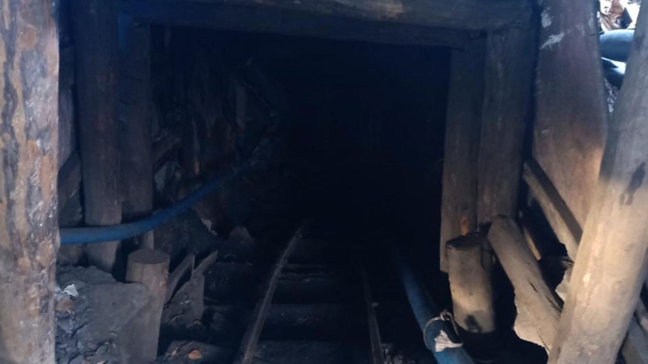 Foto - Madenciler yerin altındaki altınlar için devlete kafa tutuyor! Teslim olmuyorlar, yamyamlığa başladılar