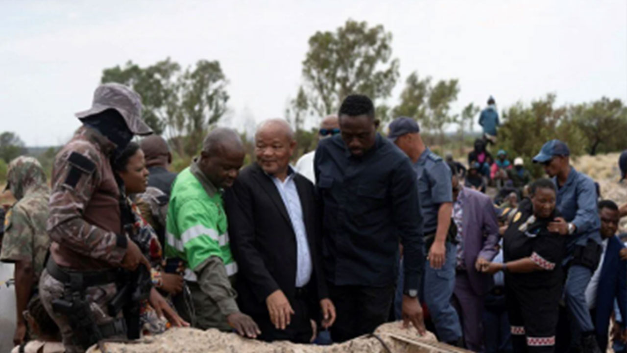 Foto - Madenciler yerin altındaki altınlar için devlete kafa tutuyor! Teslim olmuyorlar, yamyamlığa başladılar