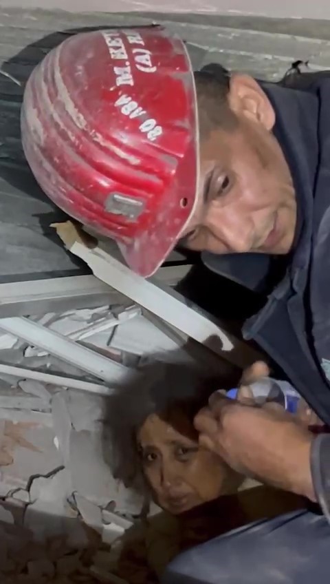 Foto - Madencilerin elleri ile kazıyarak kurtardı!