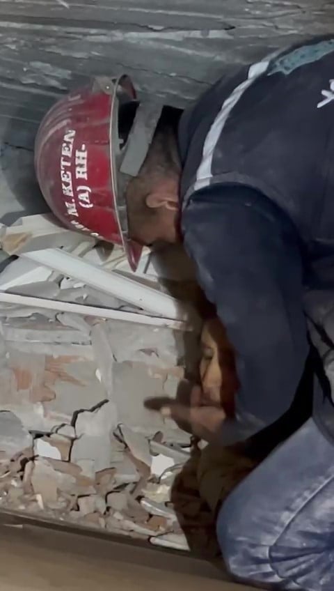 Madencilerin elleri ile kazıyarak kurtardı!