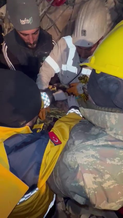 Foto - Madencilerin elleri ile kazıyarak kurtardı!
