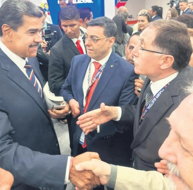 Foto - Maduro’dan sevgi seli! Bakın Türk heyetini nasıl karşıladı