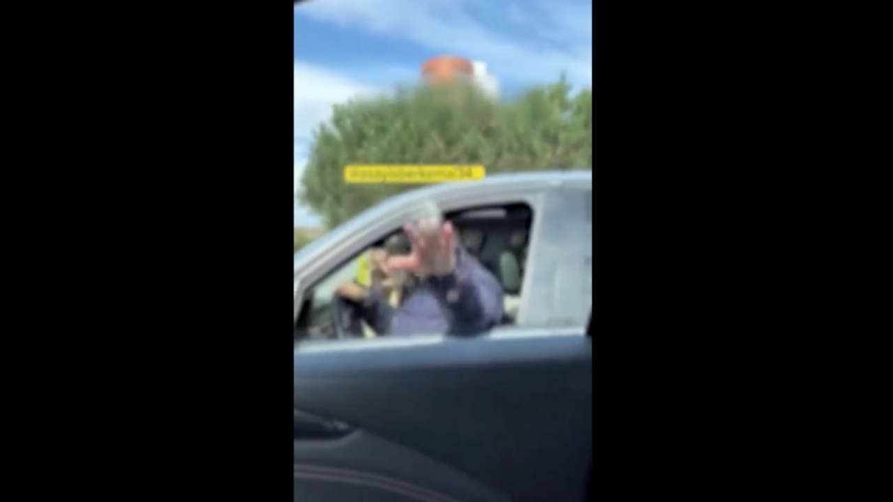 Foto - Magandaya bak sen! Arka koltuktaki küçük kız çocuğuna aldırış etmeden bu rezilliği yaptı